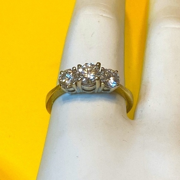 Gorgeous Diamond Ring “3 stones” 18Kt yellow gold - Picture 3 of 5